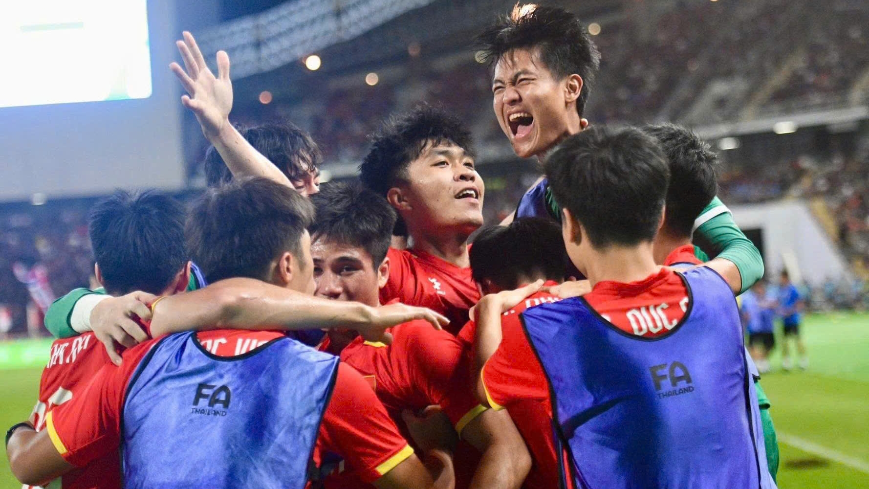 Thủ tướng gửi thư chúc mừng Đội tuyển bóng đá nam U22 và Đội tuyển nữ Futsal quốc gia Việt Nam giành Huy chương Vàng SEA Games 33