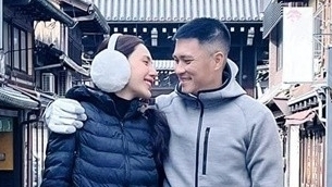 Thủy Tiên tươi rói bên Công Vinh, nhắc đến việc xài túi hiệu chục năm