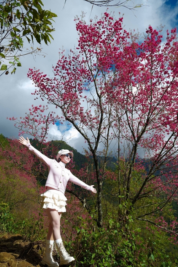 Hoa tớ dày nở rộ, Mí Háng gọi mời du khách