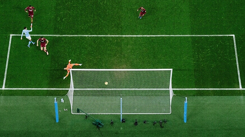 Haaland lập loạt kỷ lục, Man City lên đỉnh Ngoại hạng Anh