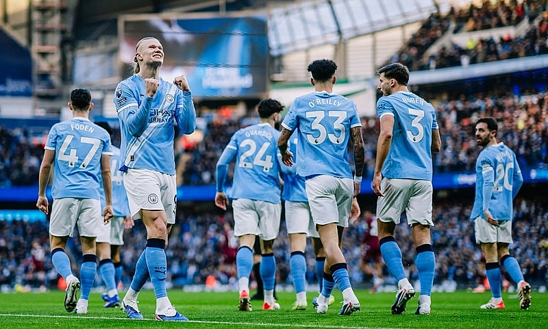 Haaland lập loạt kỷ lục, Man City lên đỉnh Ngoại hạng Anh