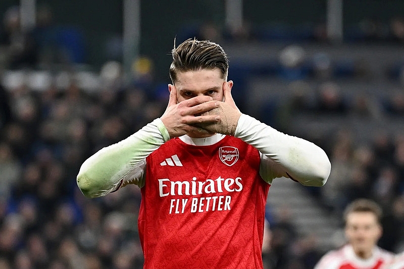 Arsenal chật vật đòi lại ngôi đầu Ngoại hạng Anh