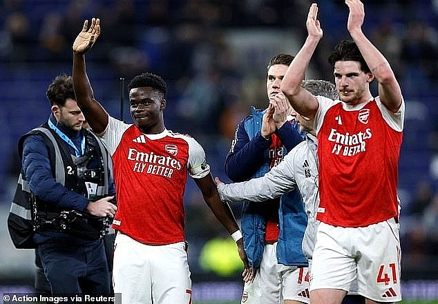 Arsenal chật vật đòi lại ngôi đầu Ngoại hạng Anh