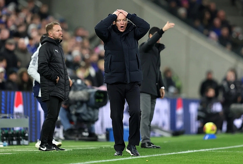 Arsenal chật vật đòi lại ngôi đầu Ngoại hạng Anh