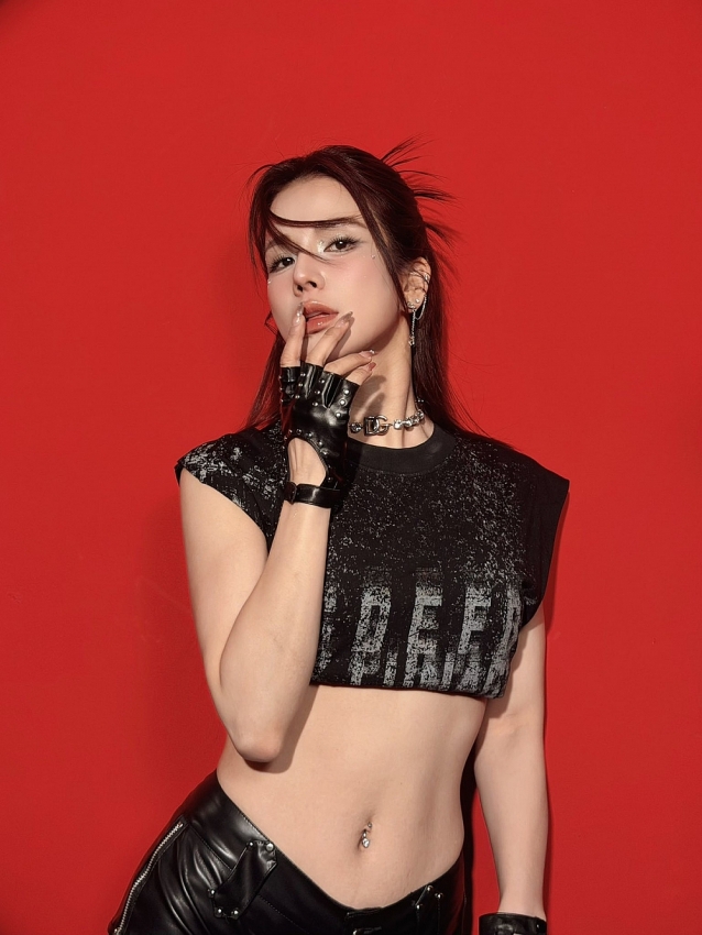 Diệp Lâm Anh khoe vóc dáng bốc lửa, khỏe khoắn