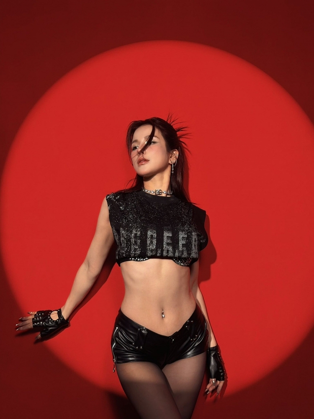 Diệp Lâm Anh khoe vóc dáng bốc lửa, khỏe khoắn