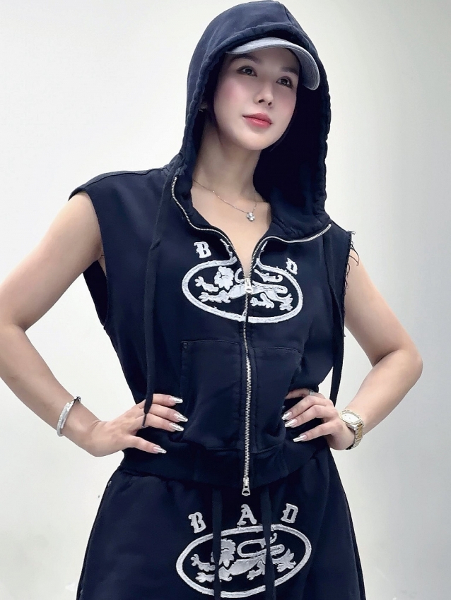 Diệp Lâm Anh khoe vóc dáng bốc lửa, khỏe khoắn