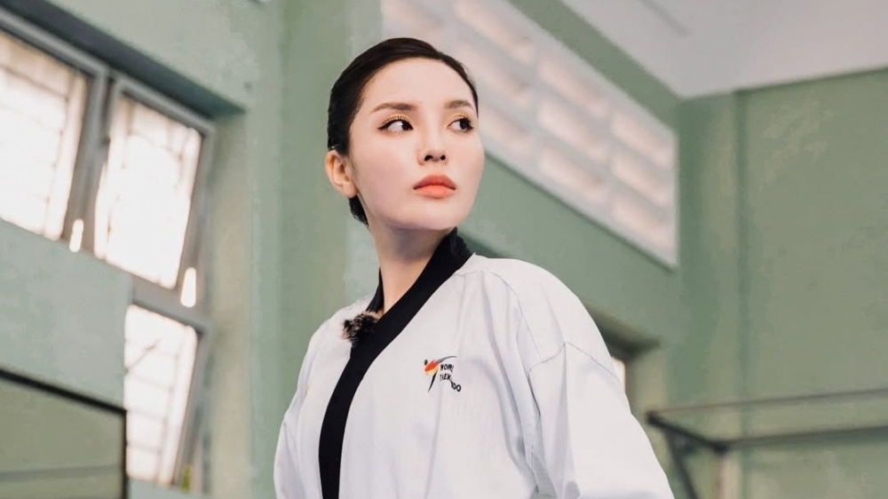 Hoa hậu Nguyễn Cao Kỳ Duyên mạnh mẽ trong bộ võ phục