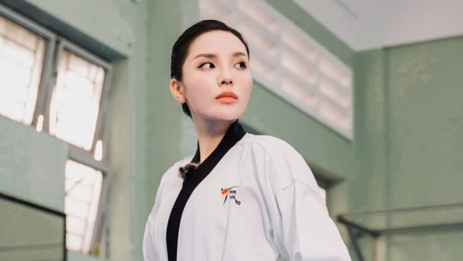 Hoa hậu Nguyễn Cao Kỳ Duyên mạnh mẽ trong bộ võ phục