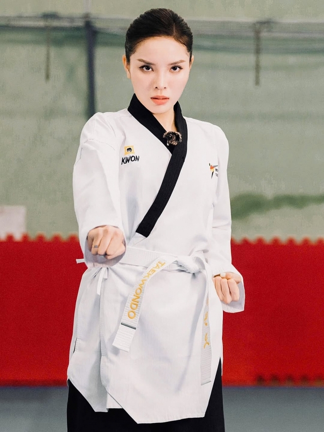 Hoa hậu Nguyễn Cao Kỳ Duyên mạnh mẽ trong bộ võ phục