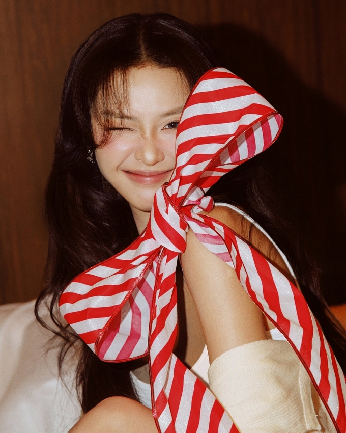 Khả Ngân khoe visual “10 điểm không có nhưng” trong bộ ảnh đón Noel