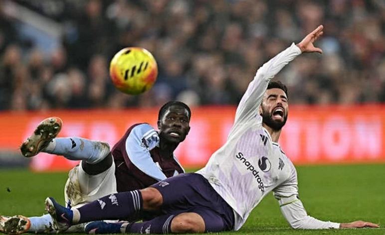 Man Utd thua đơn, thiệt kép tại Villa Park Man Utd thua đơn, thiệt kép tại Villa Park