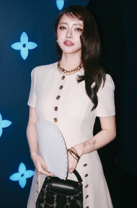 Bích Phương xinh đẹp đón Giáng sinh, visual ngọt ngào khiến fan khó rời mắt