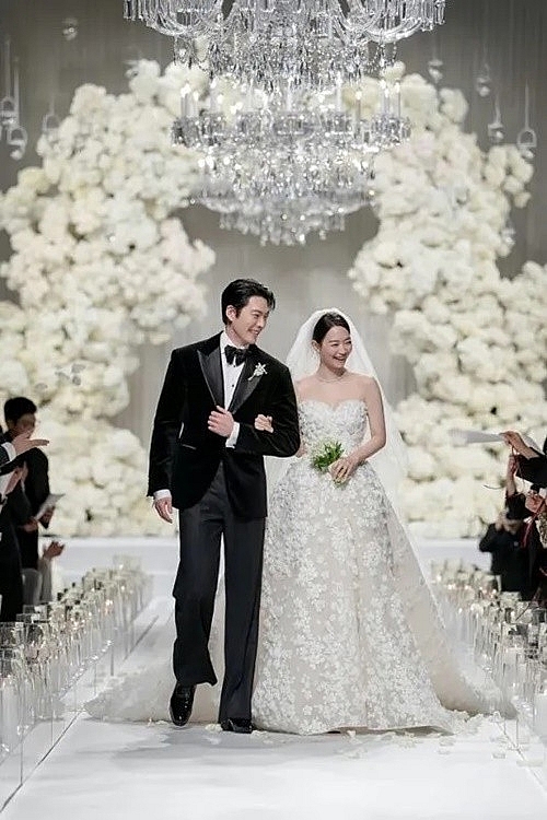 Shin Min Ah - Kim Woo Bin tung ảnh hôn lễ đẹp như mơ
