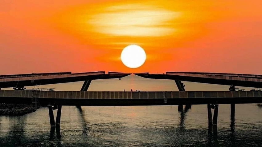 Săn hoàng hôn ở Cầu Hôn có gì hấp dẫn mà du khách nô nức tìm đến?