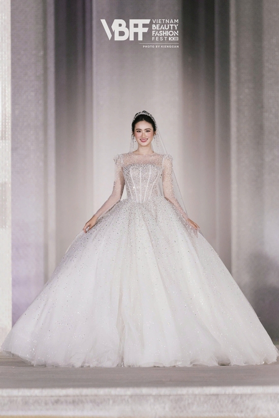 Hoa hậu Ý Nhi trở lại Úc tiếp tục du học