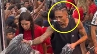 Raphinha gây sốt với nghĩa cử đẹp nhân dịp Giáng sinh