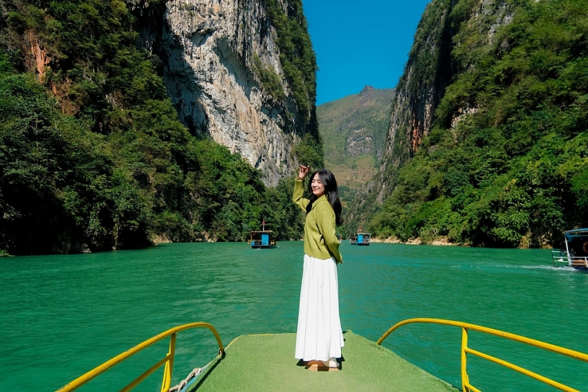 Du ngoạn sông Nho Quế kỳ quan xanh giữa cao nguyên đá