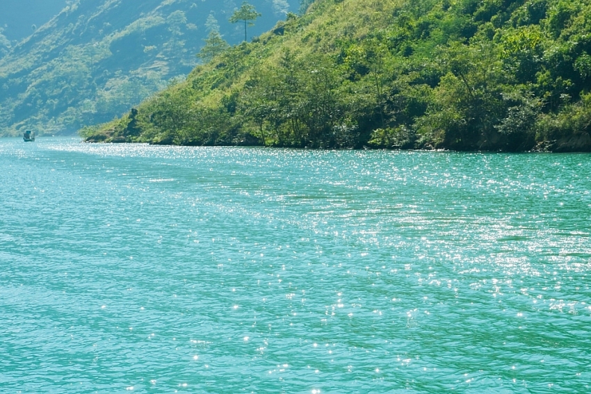 Du ngoạn sông Nho Quế kỳ quan xanh giữa cao nguyên đá