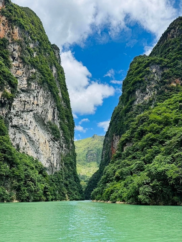 Du ngoạn sông Nho Quế kỳ quan xanh giữa cao nguyên đá