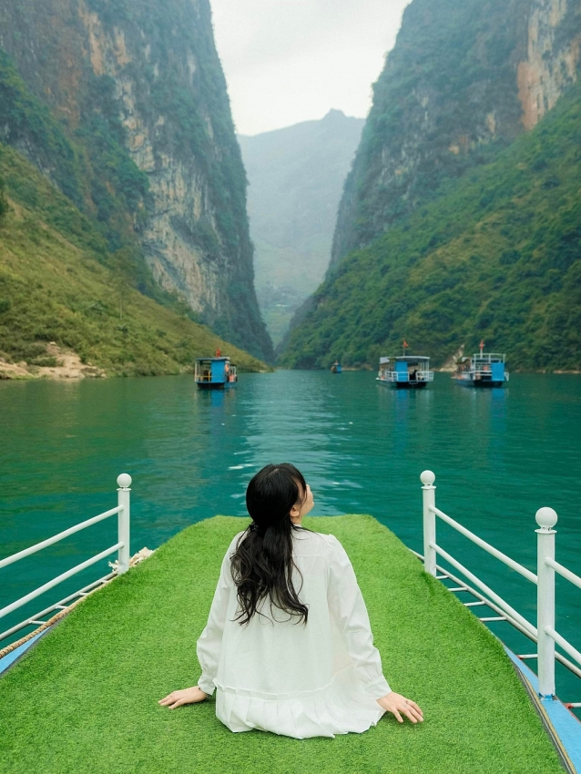 Du ngoạn sông Nho Quế kỳ quan xanh giữa cao nguyên đá