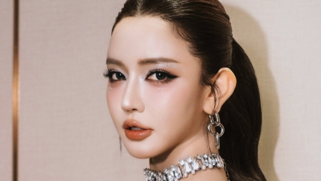 Bích Phương diện đồ táo bạo khoe vóc dáng căng tràn trên sân khấu