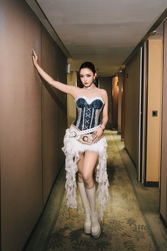 Bích Phương diện đồ táo bạo khoe vóc dáng căng tràn trên sân khấu Bích Phương diện đồ táo bạo khoe vóc dáng căng tràn trên sân khấu