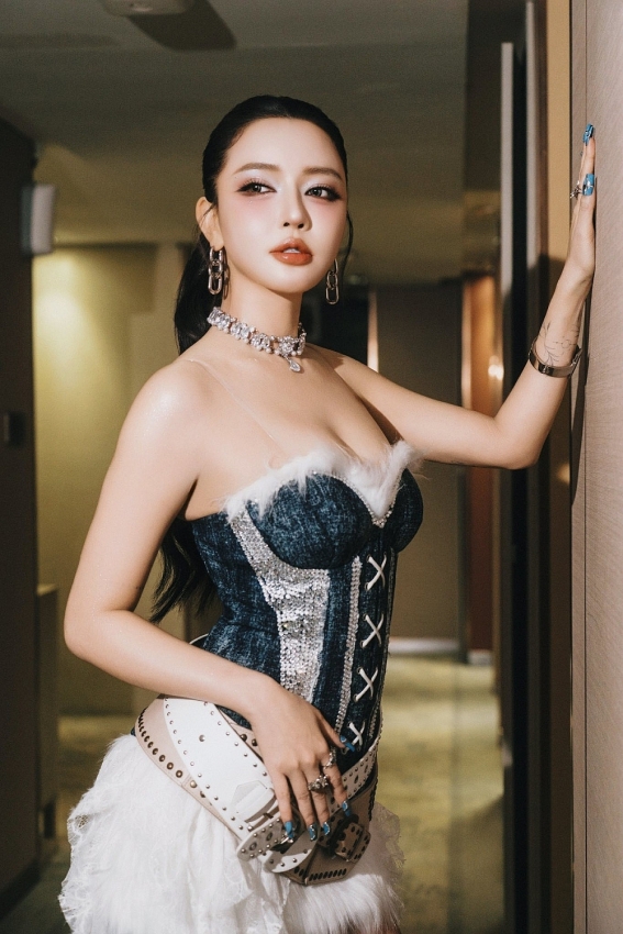 Bích Phương diện đồ táo bạo khoe vóc dáng căng tràn trên sân khấu Bích Phương diện đồ táo bạo khoe vóc dáng căng tràn trên sân khấu