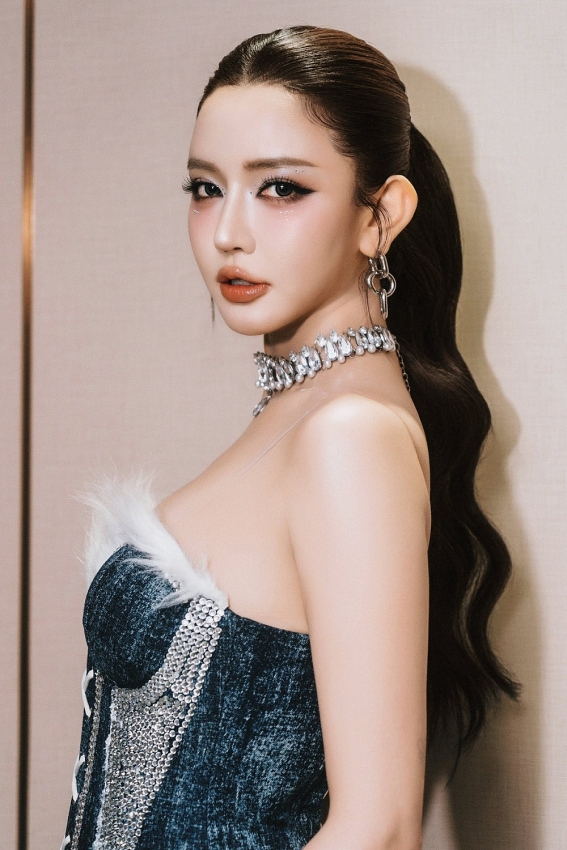 Bích Phương diện đồ táo bạo khoe vóc dáng căng tràn trên sân khấu Bích Phương diện đồ táo bạo khoe vóc dáng căng tràn trên sân khấu