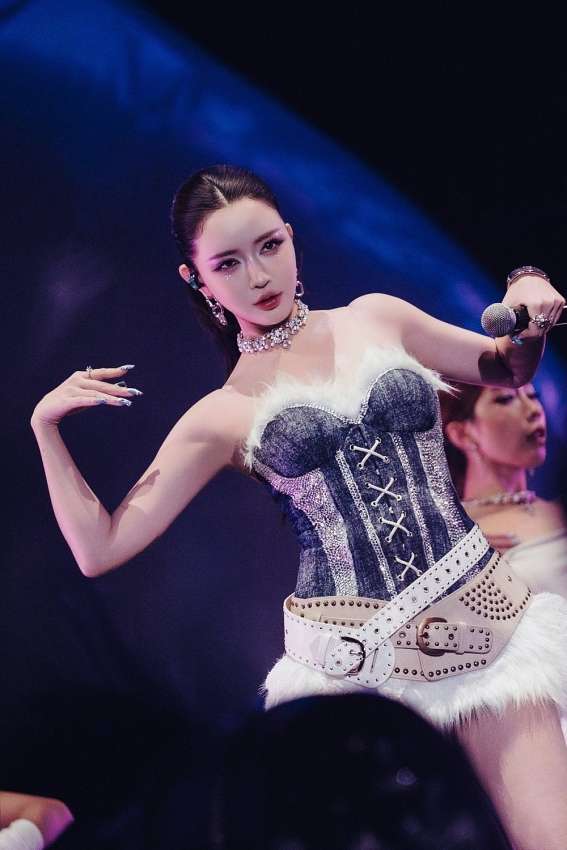 Bích Phương diện đồ táo bạo khoe vóc dáng căng tràn trên sân khấu Bích Phương diện đồ táo bạo khoe vóc dáng căng tràn trên sân khấu