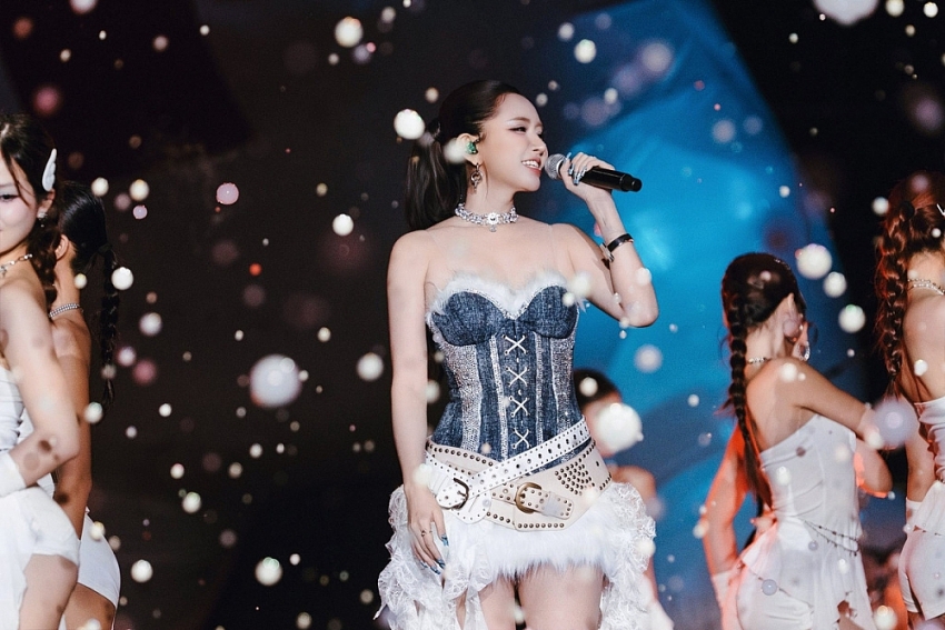 Bích Phương diện đồ táo bạo khoe vóc dáng căng tràn trên sân khấu Bích Phương diện đồ táo bạo khoe vóc dáng căng tràn trên sân khấu