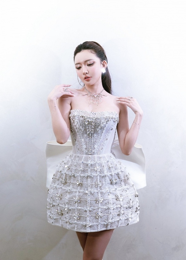 Bích Phương diện đồ táo bạo khoe vóc dáng căng tràn trên sân khấu Bích Phương diện đồ táo bạo khoe vóc dáng căng tràn trên sân khấu