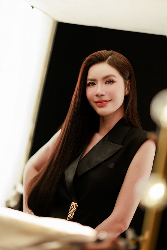 Siêu mẫu Minh Tú thẳng thắn chia sẻ chuyện nợ ngân hàng 500 triệu đồng