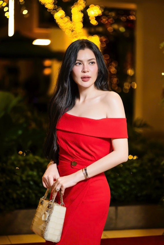 Phương Lê tận hưởng hôn nhân viên mãn, ngày càng quyến rũ sau sinh