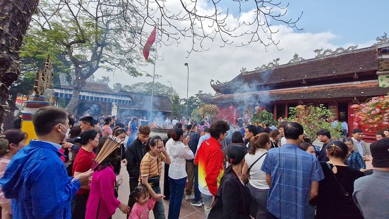 Đền Ông Hoàng Mười Nghệ An thu hút hàng nghìn du khách