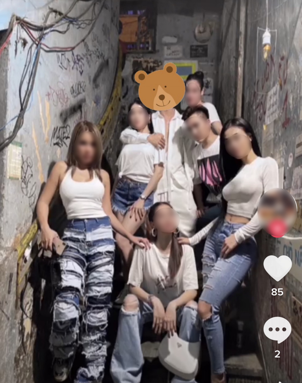 Một tài khoản Tiktok được cho là của nam chính trong clip “nóng” với hot girl đóng phim Về nhà đi con bị dân mạng công kích, thường xuyên đi chơi với