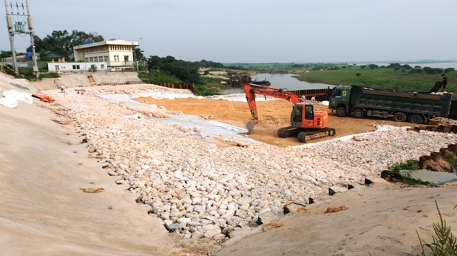 Hà Nội: Doanh nghiệp tiếp tục lỡ hẹn khắc phục sự cố nứt đê sông Hồng