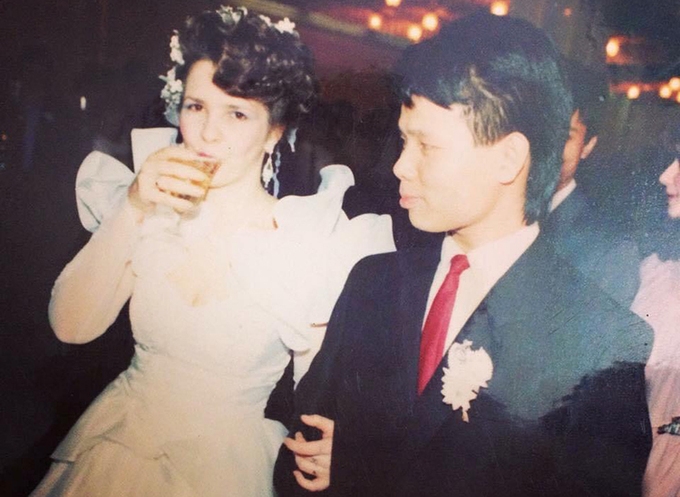 Chuyện vợ Ukraine 20 năm chăm chồng Việt đột quỵ khiến dân mạng xúc động, hàng xóm tiết lộ sự thật về cặp đôi