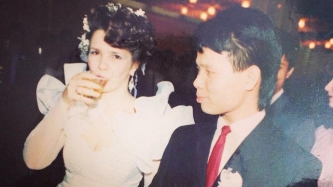 Chuyện vợ Ukraine 20 năm chăm chồng Việt đột quỵ khiến dân mạng xúc động, hàng xóm tiết lộ sự thật về cặp đôi