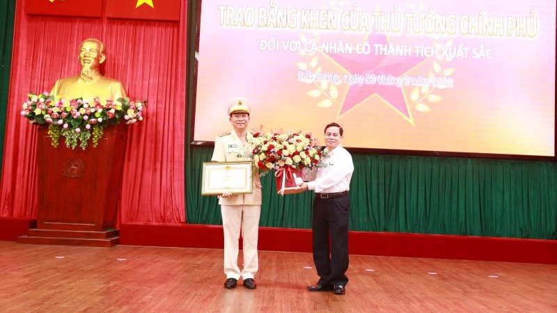 Giám đốc Công an tỉnh Đắk Nông nhận Bằng khen của Thủ tướng Chính phủ