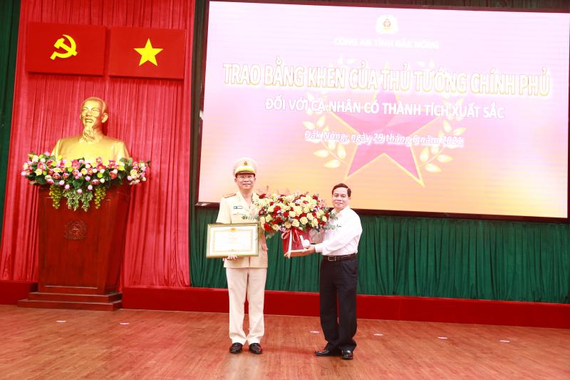 Giám đốc Công an tỉnh Đắk Nông nhận Bằng khen của Thủ tướng Chính phủ