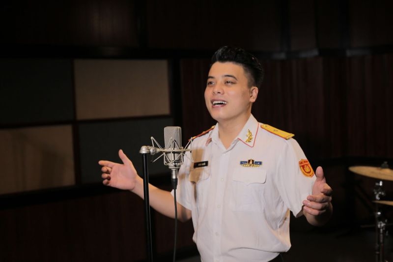 Ca sĩ mang quân hàm Dương Đức: Khi ca hát không đơn giản chỉ là niềm đam mê