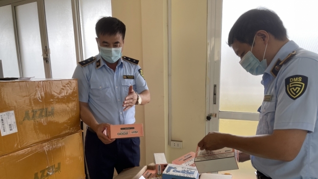 Thu giữ lượng lớn thuốc lá điện tử tại Hà Nội