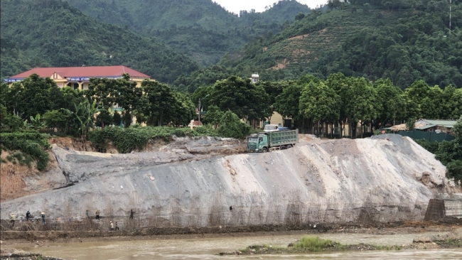 Lào Cai: Chính quyền buông lỏng quản lý, sông Hồng bị đào lấp trái pháp luật