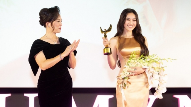 Tranh cãi chuyện Lan Ngọc được trao cúp "Đại mỹ nhân màn ảnh Việt 2021"