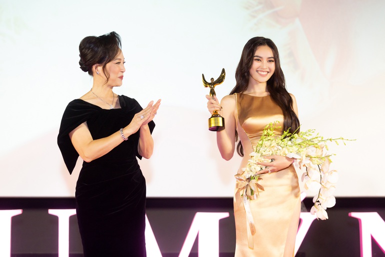 Tranh cãi chuyện Lan Ngọc được trao cúp "Đại mỹ nhân màn ảnh Việt 2021"