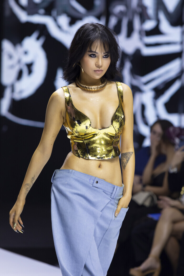Show diễn lớn cuối năm 2021 - bước tiến hay lùi của ngành công nghiệp thời trang Việt