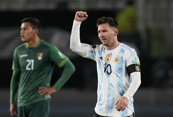Cú hat-trick giúp Messi ghi danh lịch sử