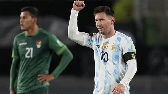 Cú hat-trick giúp Messi ghi danh lịch sử