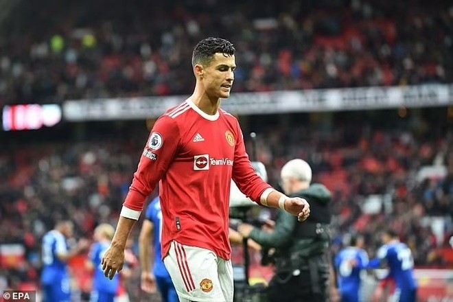 Giữa tin đồn 'nổi loạn' trên sân tập của MU, Ronaldo lại gặp rắc rối với phán quyết từ tòa án BĐN